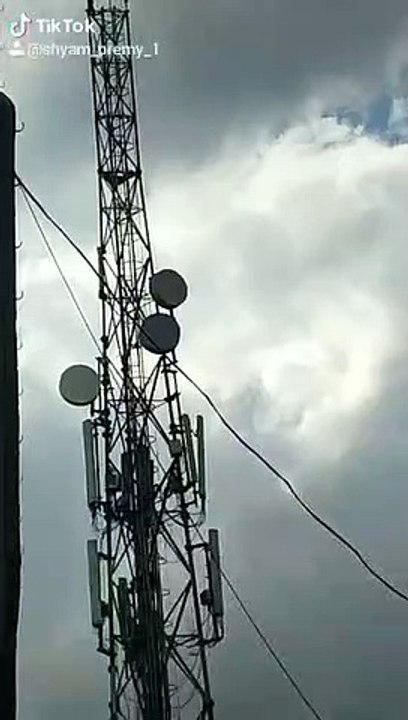 इंदौर: नशे में धुत व्यक्ति मछली उधार न देने पर टावर पर चढ़ा, कूदने की दी धमकी