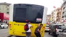 Otobüsün arkasına takılan patenli gençlerin tehlikeli yolculuğu kamerada