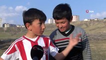 Futbol tutkusuyla dolu çocuklar tırmık ve kürekle kendi futbol sahalarını yaptılar