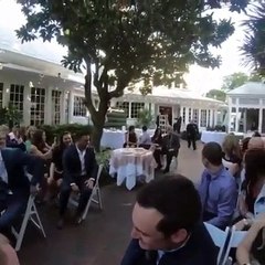 Cet homme fait une entrée en tenue de sport sur la musique des Chicago Bulls