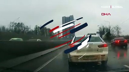 Bir anda uçarak geldi, sürücüyü az daha öldürdüğü anlar kameraya yansıdı