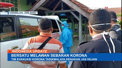 Jadi Sorotan: Petugas Medis Gunakan Jas Hujan Saat Pindahkan Pasien