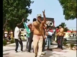 कैराना: होली शांतिपूर्वक संपन्न कराने के बाद पुलिसकर्मियों ने जमकर खेली होली