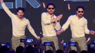Unbelievable Tiger Shroff Crazy STUNT In Public On Stage @ Baghi3 Mega Coaching Event