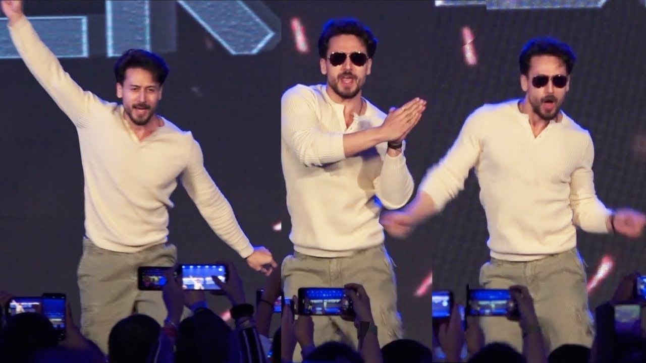 Unbelievable Tiger Shroff Crazy STUNT In Public On Stage @ Baghi3 Mega Coaching Event