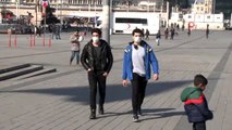 Taksim'de vatandaşların koronavirüs önlemi