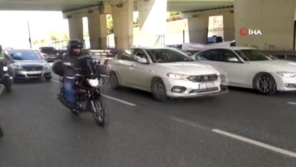 Üstgeçitten damlayan su motosikletli polislere kaza yaptırdı: 2 polis yaralı