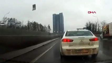 Metal levha aracın ön camına saplandı; sürücü ölümden döndü