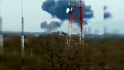 Pakistan'da resmi törene hazırlanan savaş uçağı düştü. O anlar amatör kamerayla görüntülendi