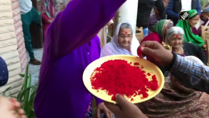 कानपुर के वृद्धाश्रम में उत्साह के साथ मनाई गई होली