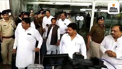 कमलनाथ सरकार बचाने के लिए कांग्रेस के 91 विधायक जयपुर के दो अलग-अलग रिजॉर्ट में पहुंचे, मुख्यमंत्री गहलोत भी मौजूद