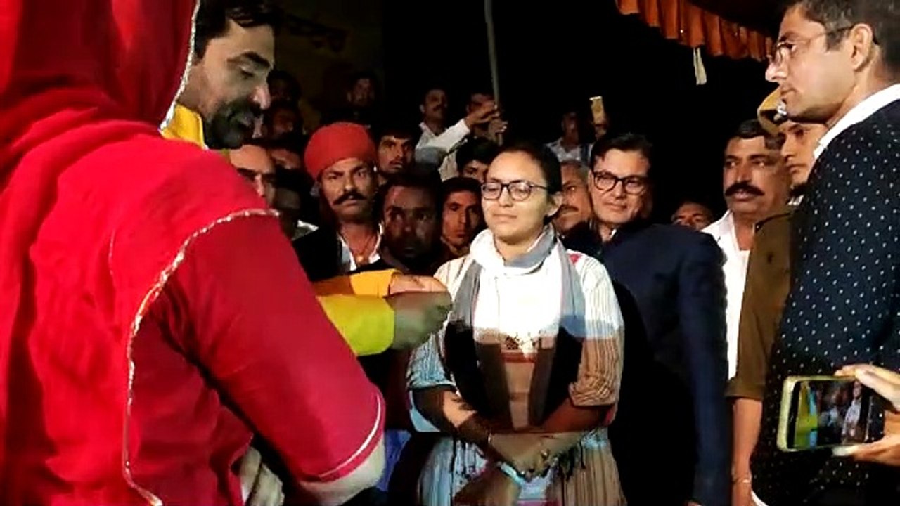 सांसद हनुमान बेनीवाल ने एसडीएम को फाडक़र दिया ज्ञापन