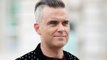 Robbie Williams é velho demais para tingir cabelo