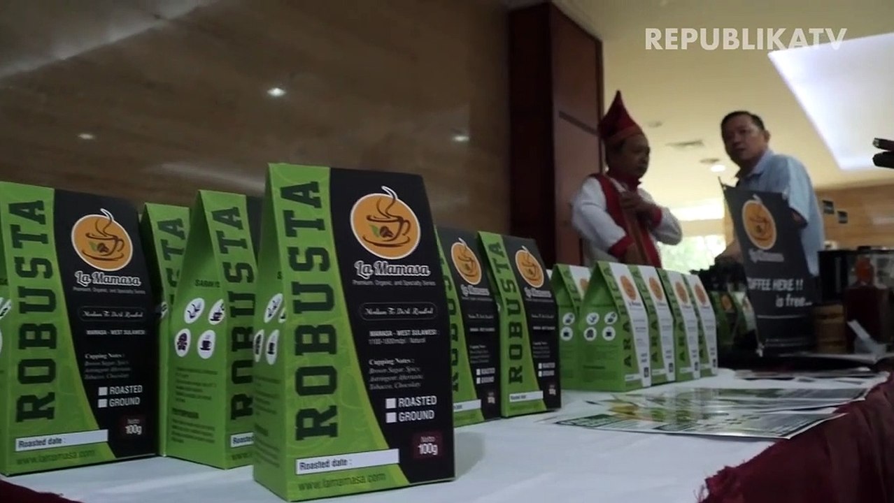 Barista menyajikan kopi.