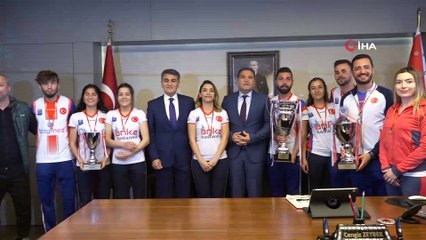 Başarılı hokeycilere altın ödülü