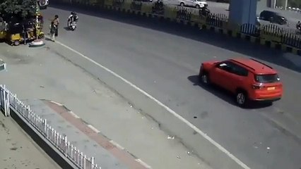 Une voiture fait une sortie de route sur un pont