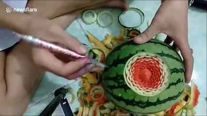 Vietnamese fruit artist creates sunflower from watermelon