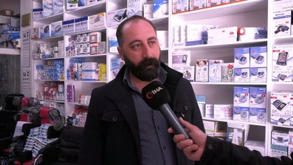 Medikalciler tıbbi maske ve dezenfektan için gelen vatandaşları geri çeviriyor