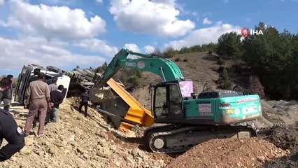 Hafriyat boşaltan kamyon devrildi: 1 yaralı