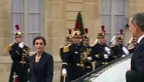 Los Reyes de España saludan a Emmanuel y Brigitte Macron en el Palacio del Elyseo
