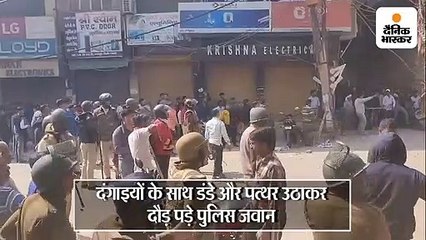 शाह ने जिस पुलिस की तारीफ की, इन 5 वीडियो में वह दंगाइयों और हेट स्पीच देने वालों के साथ चुपचाप खड़ी दिखी