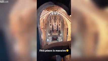 Il escalade la cathédrale de Barcelone et y dort la nuit !