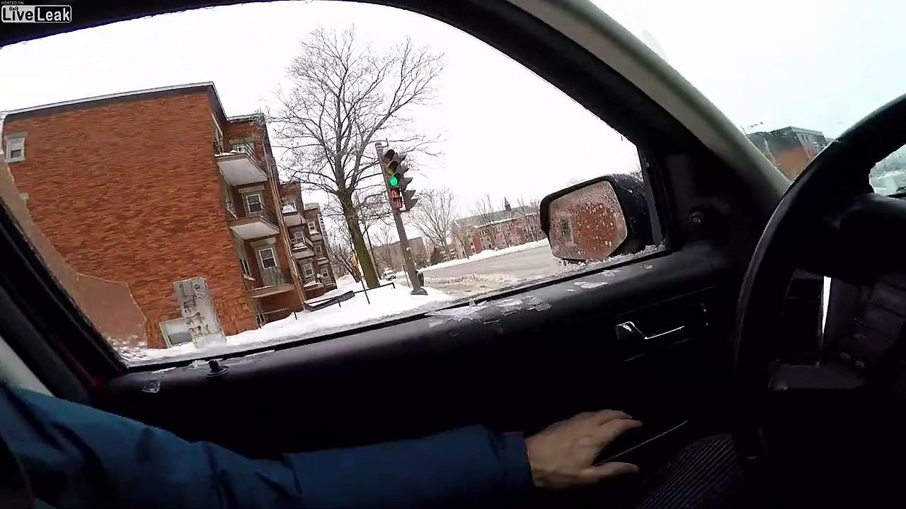 Les vitres de sa voiture ont complètement gelé !