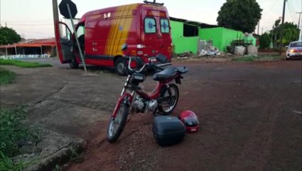 Homem de 62 anos cai com moto ao escorregar em pedrinhas soltas em rua do Santa Felicidade