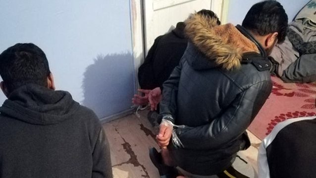 Kendilerine polis süsü veren gaspçılar 5 kişiyi koli bandıyla bağlayıp soydular