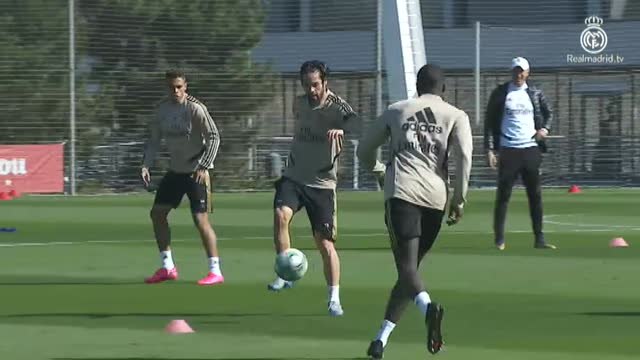 El Real Madrid entrena con la mente puesta en el partido contra el Éibar