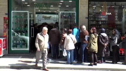 Kocaeli'de koronavirüsten korunmak isteyenler kolonyacılara akın etti