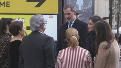 Felipe VI reivindica en París la memoria de las víctimas del terrorismo