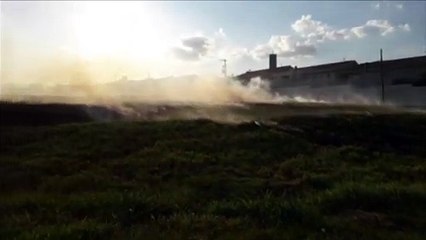 Descargar video: Incêndio ambiental mobiliza Corpo de Bombeiros ao Bairro Santa Cruz