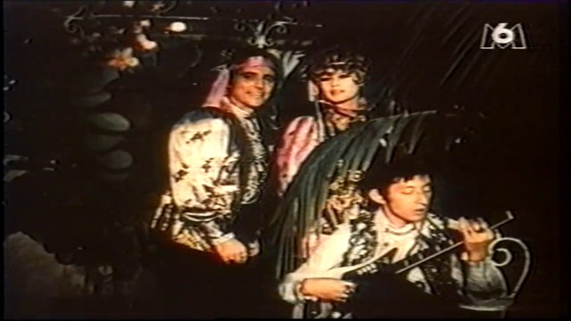 Serge Gainsbourg, Brigitte Bardot et Sacha Distel La bise au Hippies 1967