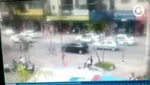 Câmera flagra caminhão desgovernado invadindo loja em Cariacica