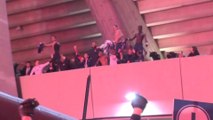 Les joueurs fêtent la victoire avec les supporters - Foot - C1 - PSG