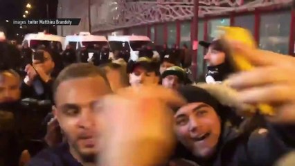Le bain de foule de Kurzawa avec les ultras - Foot - C1 - PSG