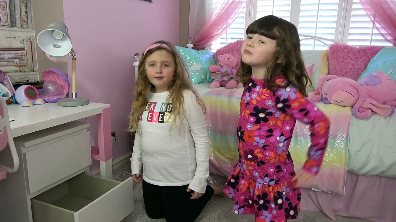 Isabella e Alice Brincando no Quarto