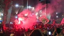 Fanáticos celebran clasificación de PSG a cuartos de Champions en juego a puerta cerrada por coronavirus
