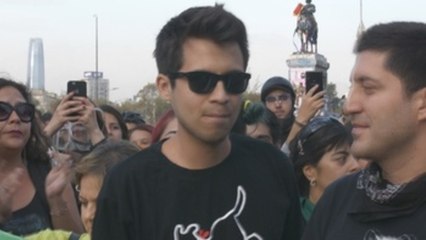 Chileno que perdió la vista vuelve a protestar al grito de "¡Piñera, culpable!"