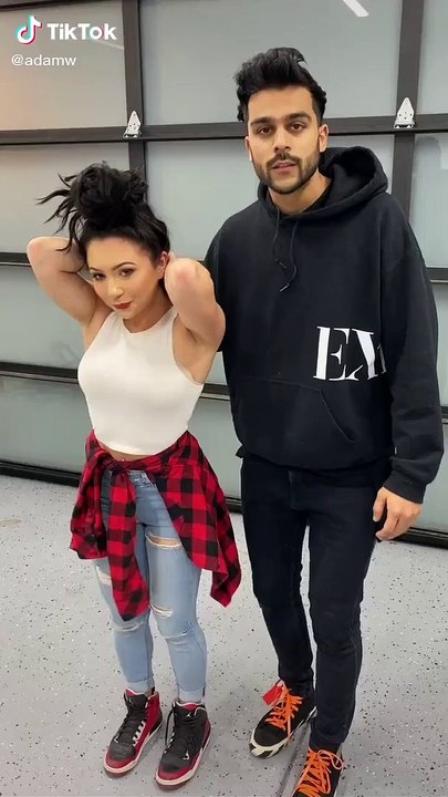 امسح مكياج صحبتك هتلاقيه طارق ابن عمتك هتموت من الضحك