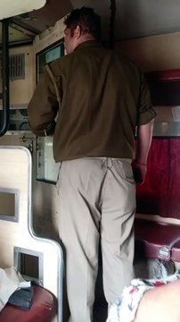झांसी: AC कोच में शराब पी रहे थे पुलिस वाले, TT ने रोका तो की पिटाई
