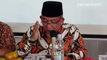 Calon jemaah umroh menunggu kepastian keberangkatan ke Tanah Suci Mekah di Terminal 3 Bandara Soekarno Hatta, Tangerang, Banten, Kamis (27/2).