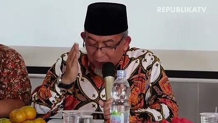 Calon jemaah umroh menunggu kepastian keberangkatan ke Tanah Suci Mekah di Terminal 3 Bandara Soekarno Hatta, Tangerang, Banten, Kamis (27/2).