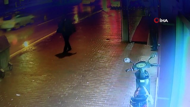 Önce tatlı yedi sonra sadaka kutusunu çaldı... O anlar kamerada