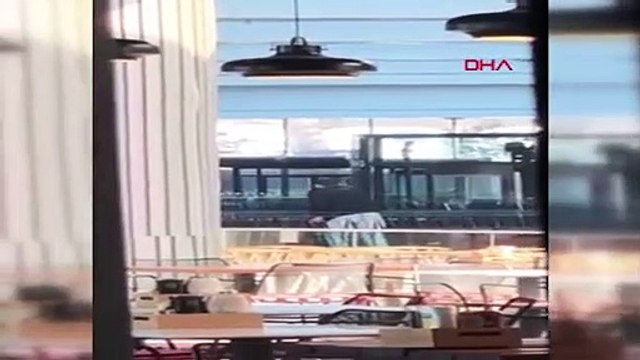 İzmir'de elinde silahla AVM'ye giren bir kişi etrafa rastgele ateş açtı