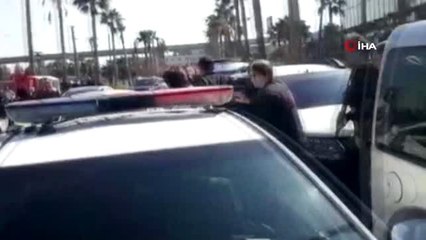 İzmir'in Bornova ilçesinde elinde silahlı AVM'ye giren bir kişi nedeniyle alışveriş merkezi...