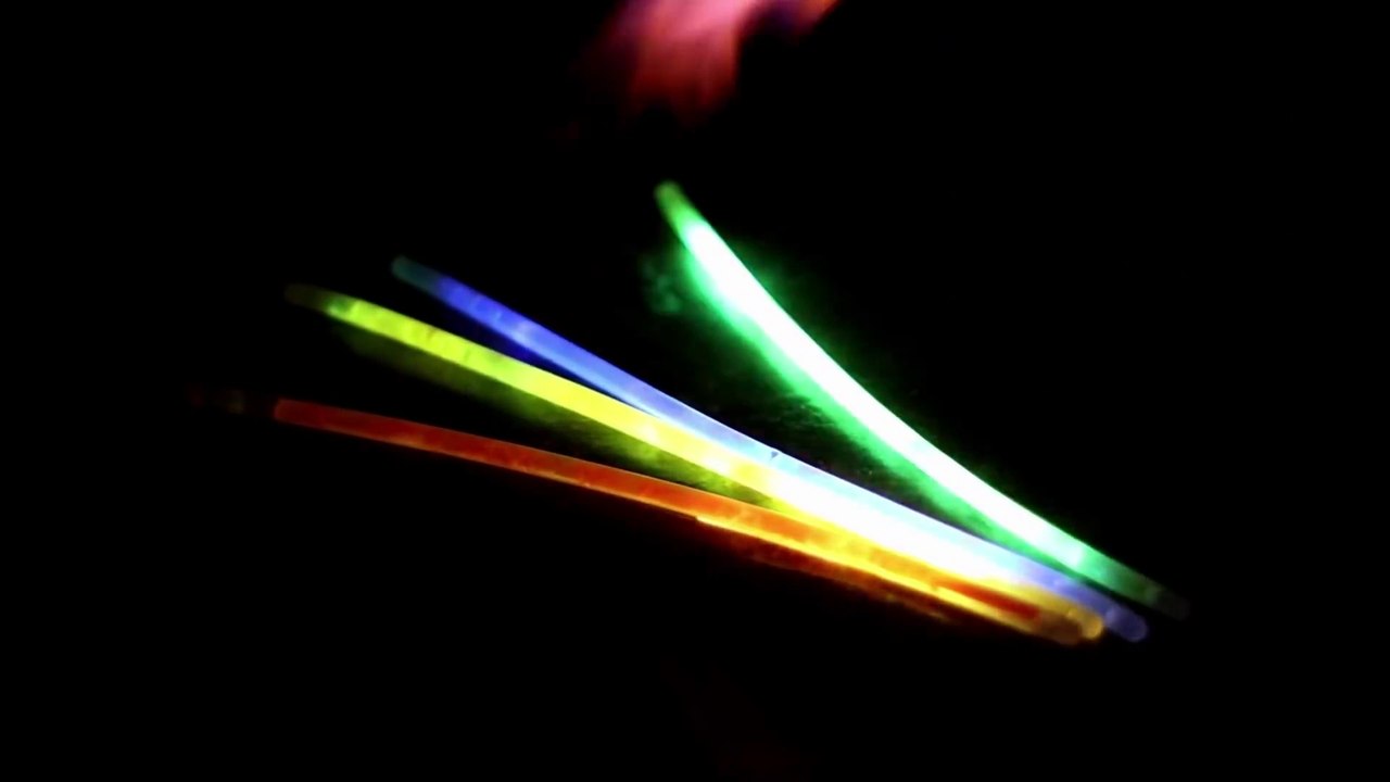 Colorful Glow Sticks के दोनों Liquid अलग करके 4 Experiment || Glow Stick Vs Gas Torch & Microwave