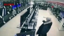 Putin'e sinirlenip çekiçle mağazadaki televizyonları kırdı