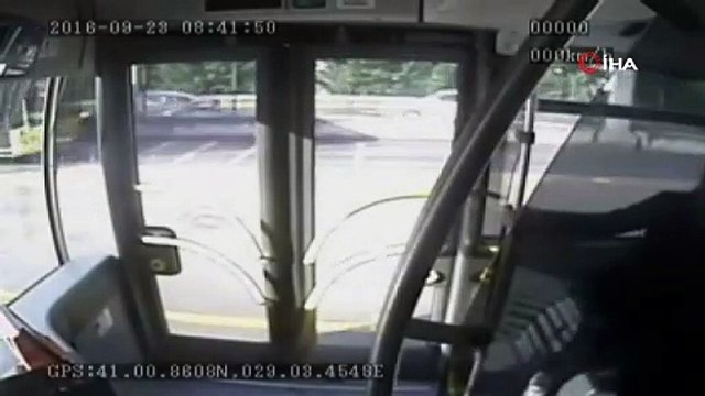 Metrobüs'te şoföre şemsiyeyle saldırarak kazaya neden olan sanığa 11 yıl 7 ay hapis